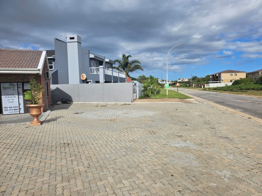 To Let 4 Bedroom Property for Rent in Aston Bay Eastern Cape